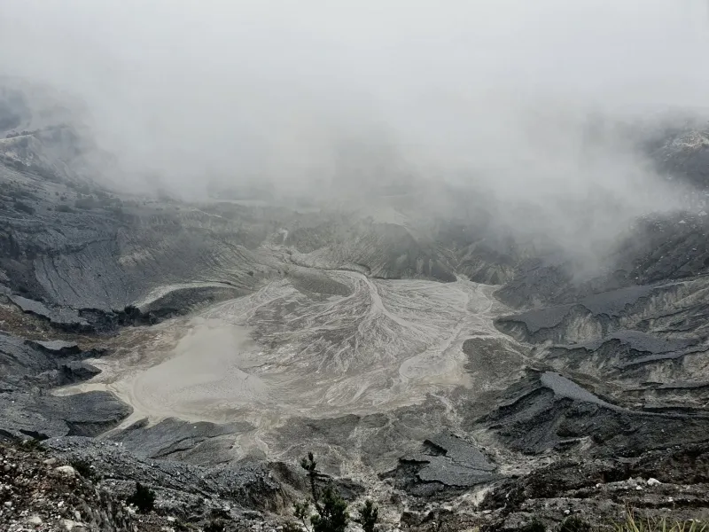 The Lake That Looked Perfectly Calm — Right Before It Smothered 1,700 People
